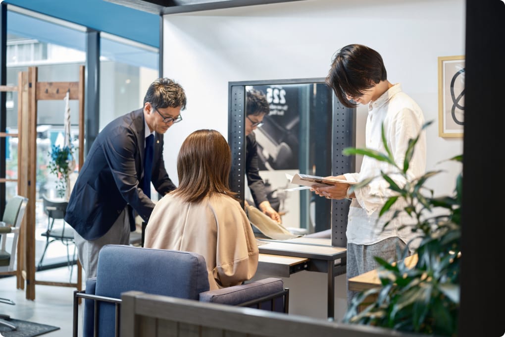 ショールームで製品を見て触って比較しているイメージ