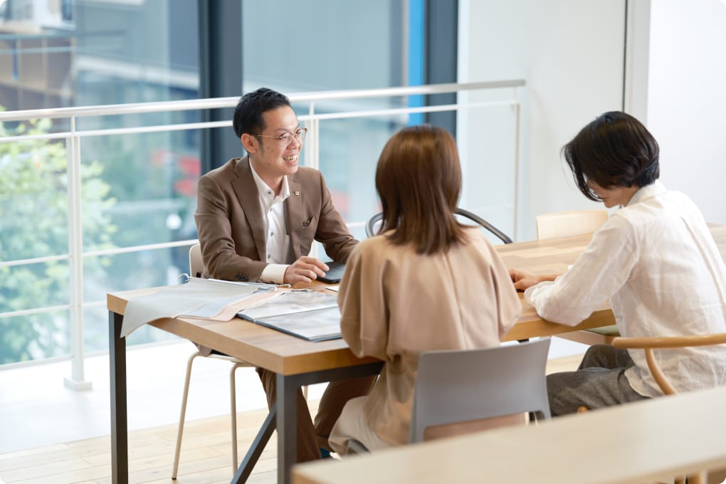 サロンのトータルアドバイザーと相談しているイメージ