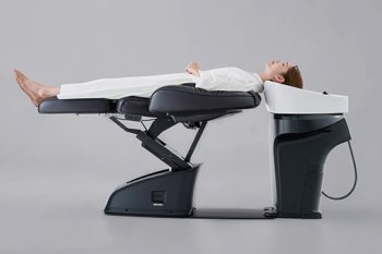 脚をのばしてリラックスできるフルフラットシート