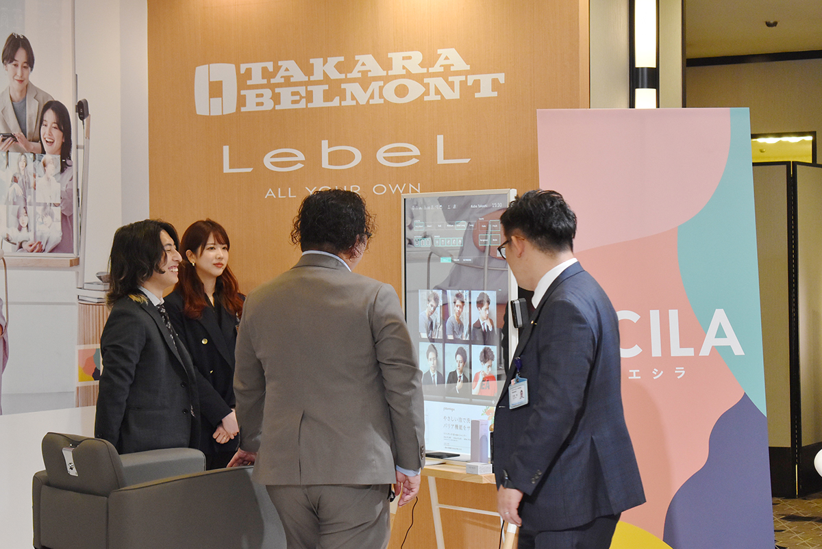 4月に全国納品を開始したスマートデバイスミラー「ECILA」