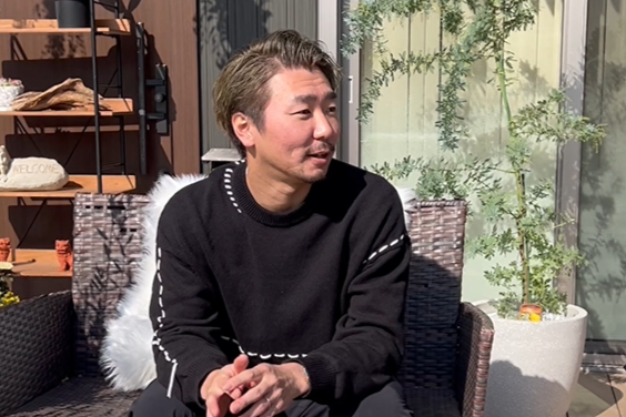 ECILAのインタビューを受けるinfinity BARBER SHOP代表 土屋 光司様