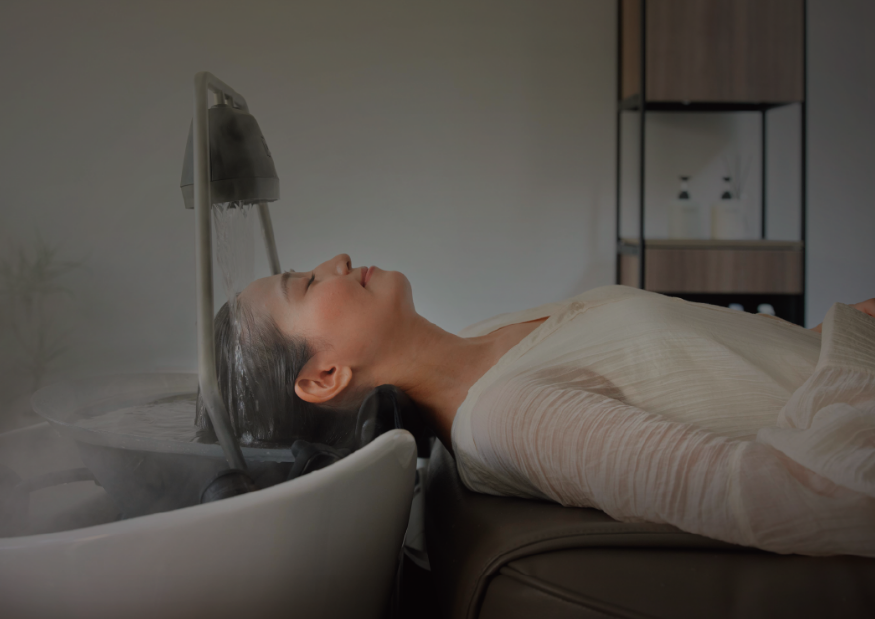 スパででリラックスする女性