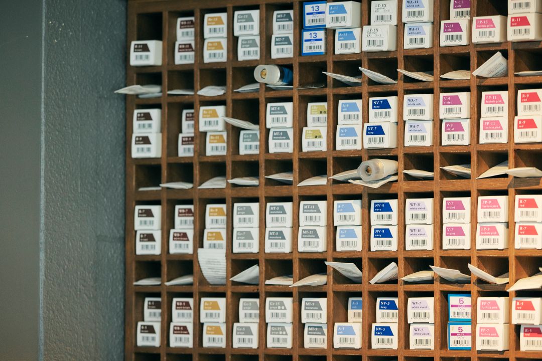 ヘアカラーラックを埋める「LUVIONA（ルビオナ）」や「edol（エドル）」