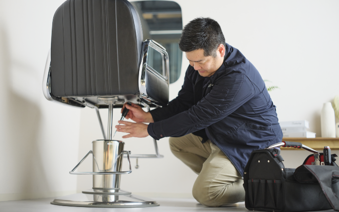 チェアを修理している写真